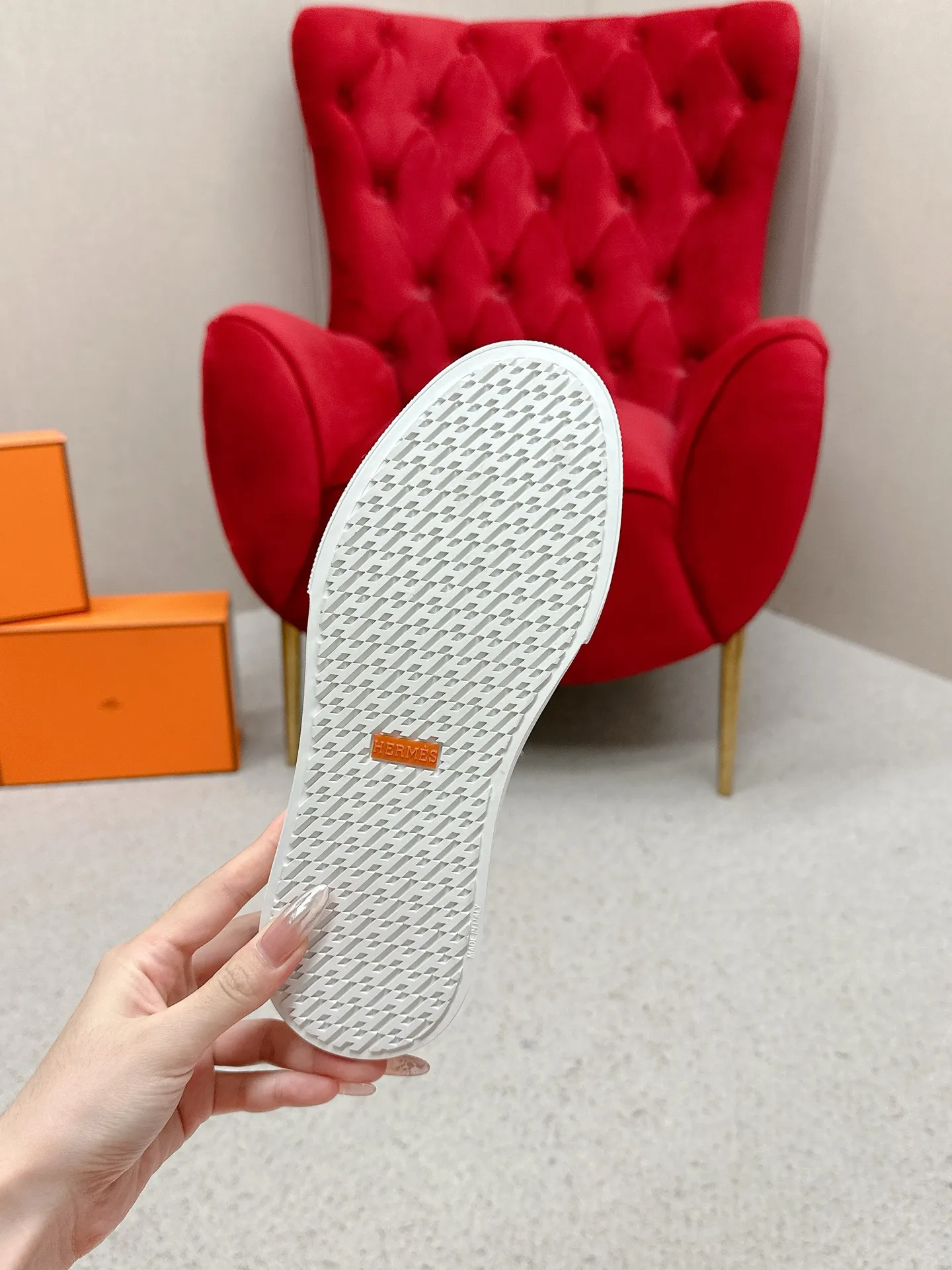 👟👟Ex-factory price 580👟👟 Men's size +10 [HERMES] H-lace slip-on sneakers, sneakers with empty back, white shoes, casual slippers and half-drags. 👉The craftsmanship is exquisite, and new products are released at the counter at the same time. Every detail of the shoes is made with special care, which is quite eye-catching. The elegant splicing elements highlight the good temperament! 🔻Fashionable fly woven lace-up method adds a casual atmosphere and exquisite lines, which can better reflect the family-style design language and intersperse exquisite lines. ✨✨The upper is made of imported cow suede/imported canvas, the lining is made of imported mixed sheepskin, and the original custom-made rubber outsole. 🐎Size: 35-40 for women, 39-44 for men (41 for women, 45 for men, can be customized, non-refundable)